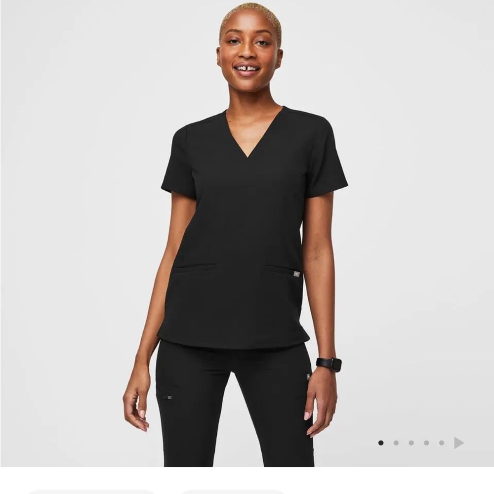 FIGS 3 pocket scrub top